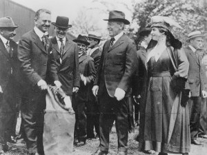 President Wilson and the First Lady with dignitaries at the inaugural flight ceremony in Washington, D.C., 15 May 1918
Image: Smithsonian National Postal Museum