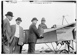 Earle L. Ovington receiving mailbag during the aviation meet in Nassau, Long Island, in September 1911
Image: Smithsonian National Postal Museum